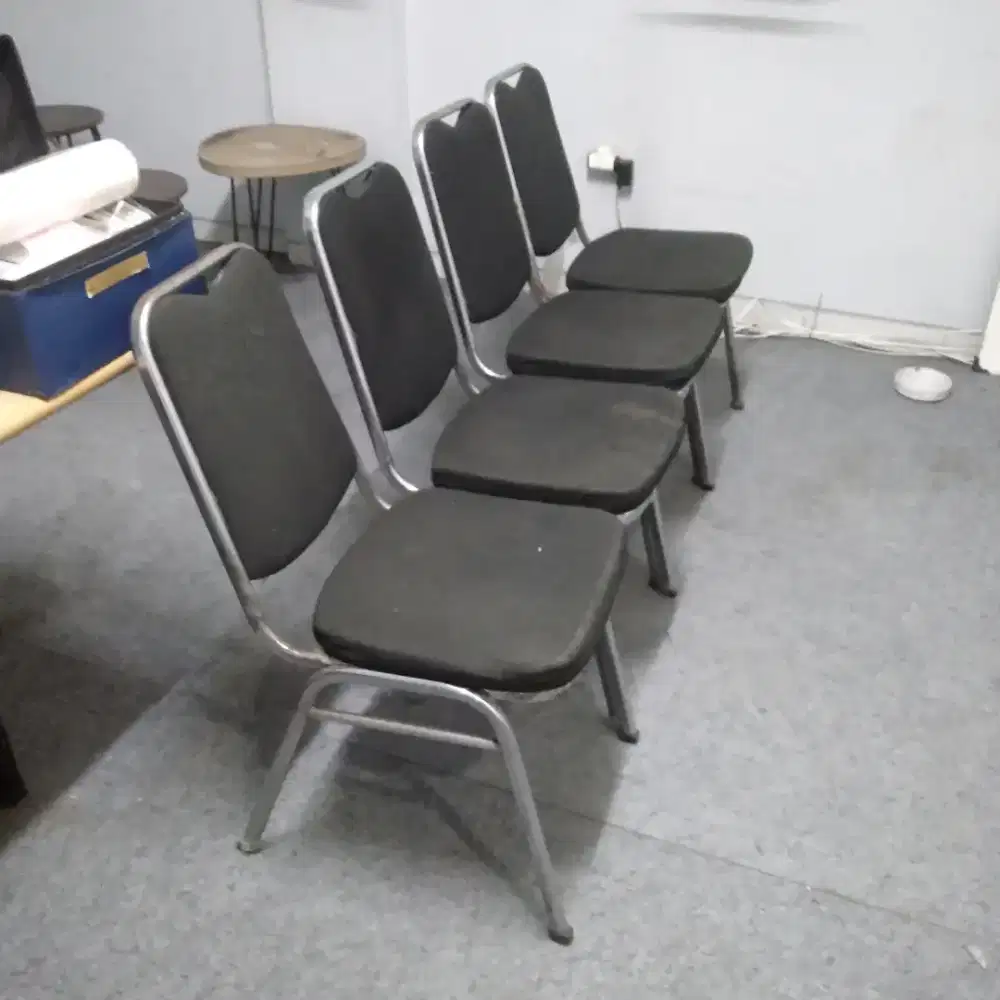 Kursi susun rangka besi