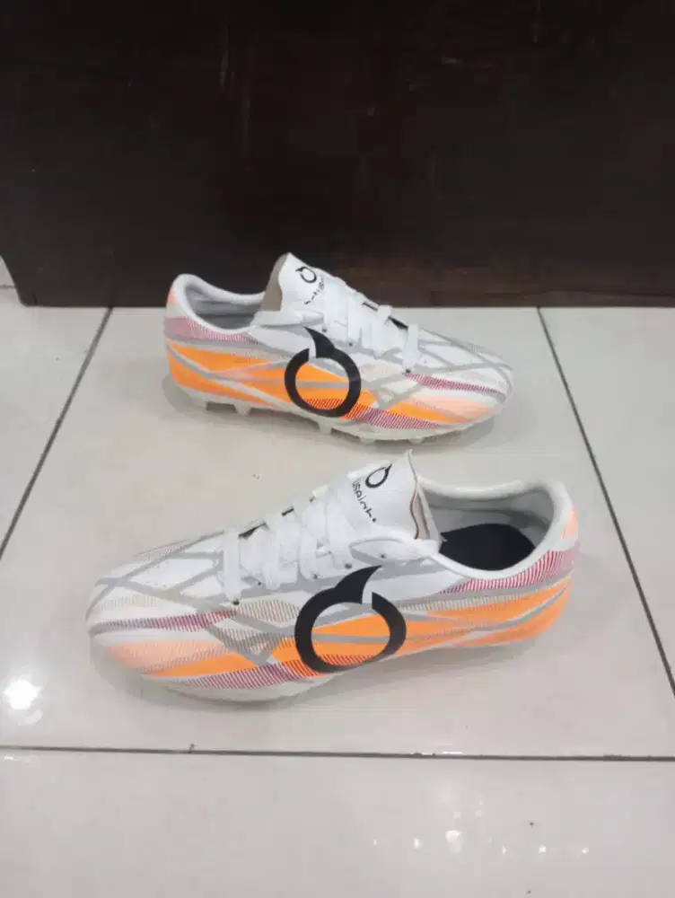 Sepatu futsal dan bola anak