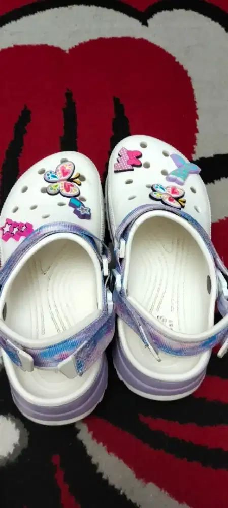 DIJUAL SENDAL CROCS BISA UNTUK WANITA ATAU ANAK ANAK