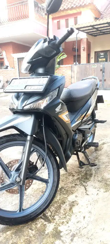 Honda Supra X 125 CW 2023 Black Gold
