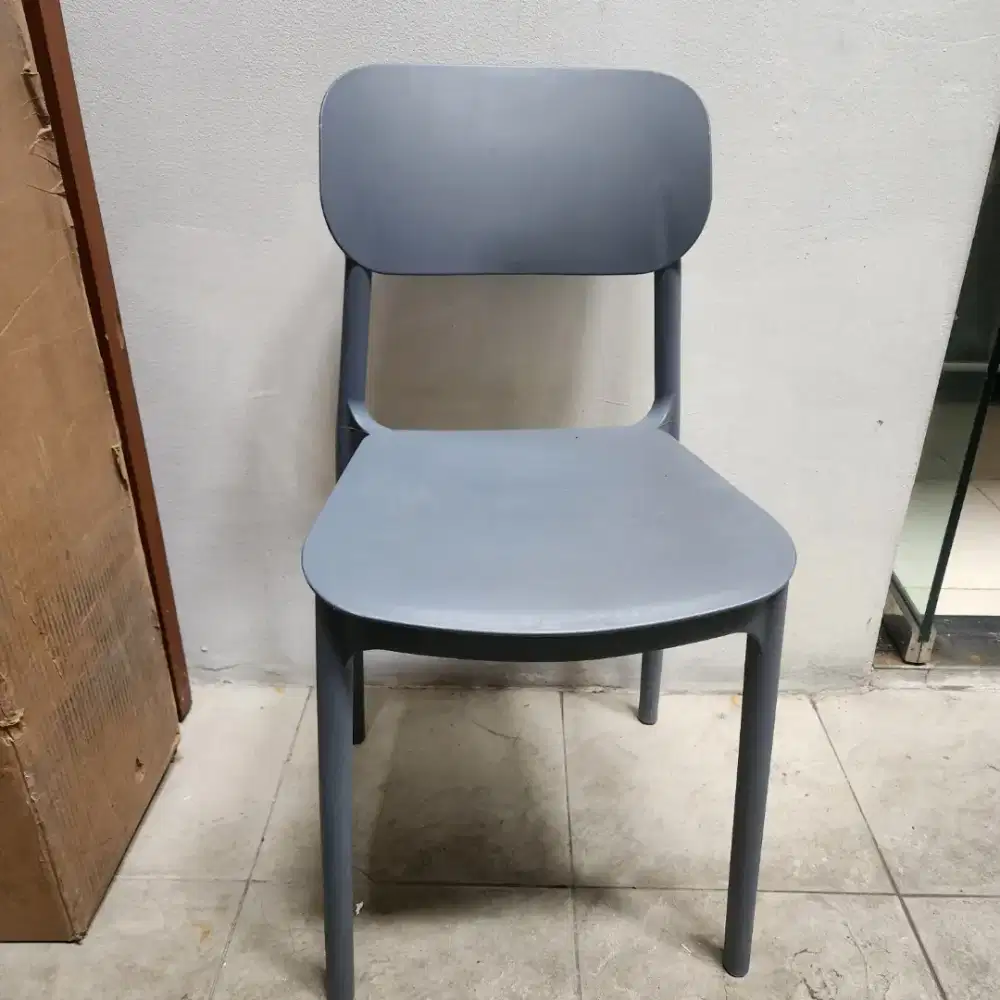 Kursi plastik tanpa sambungan