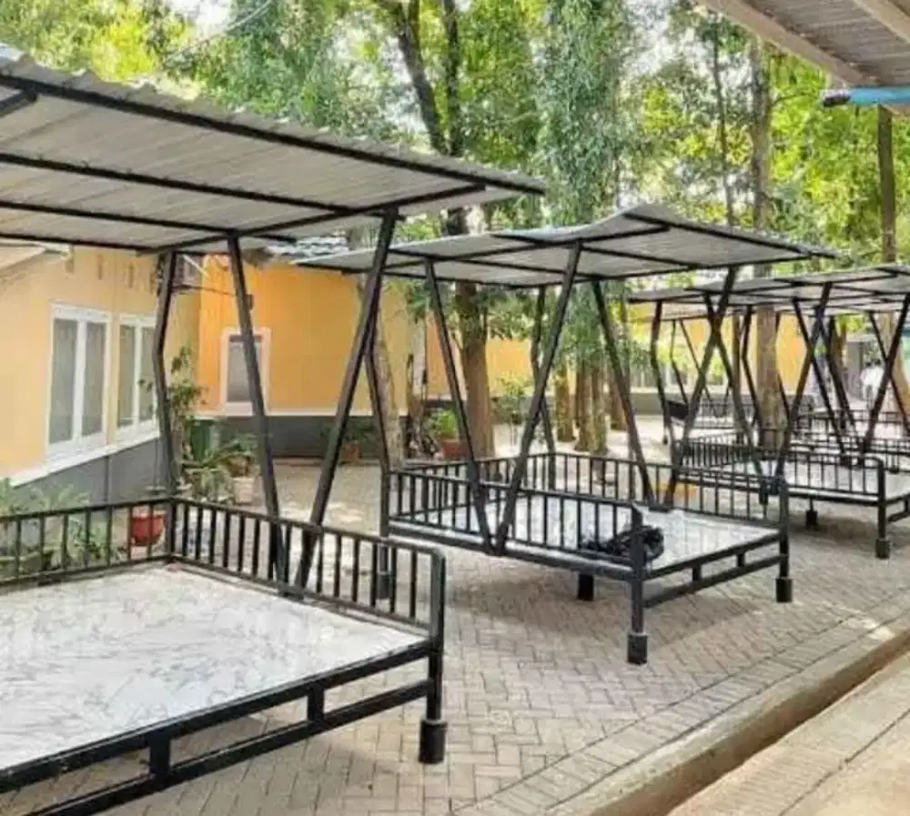 Gazebo dari baja ringan lantai kayu Ulin