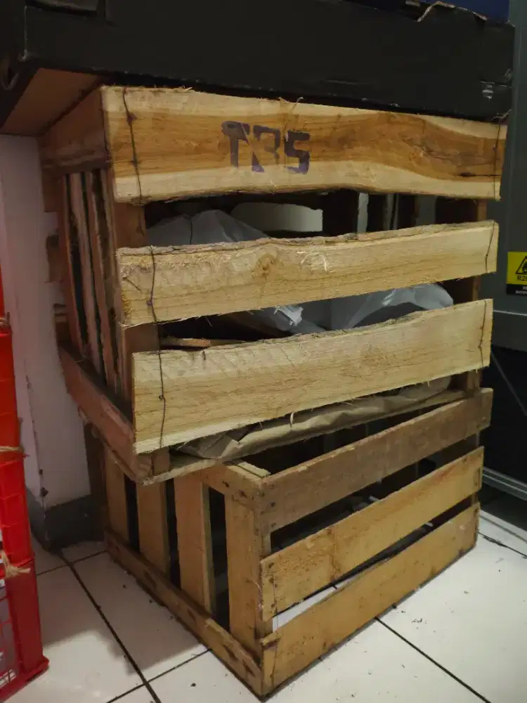 Peti Kayu Bekas Buah