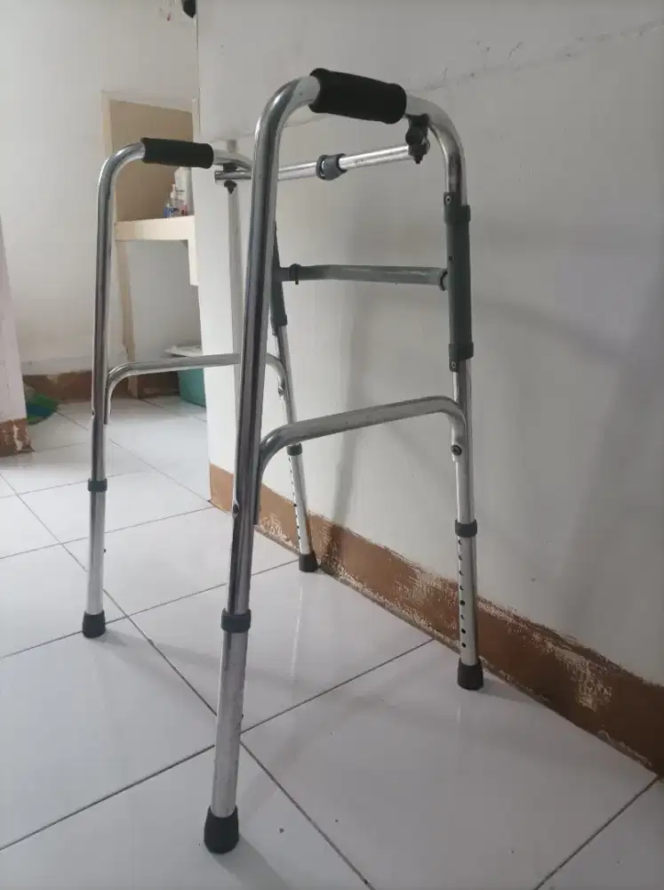 Dijual alat pembantu jalan bagi penyakit stroke atau kecelakaaan