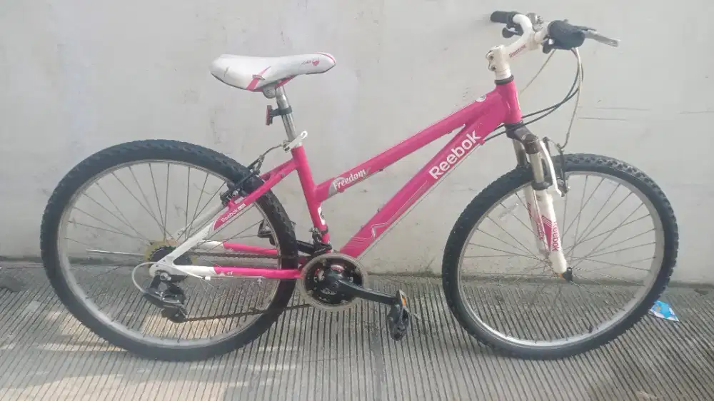 Sepeda MTB lady Reebok Freedom warna pink Ukuran 26 aluminium Alloy