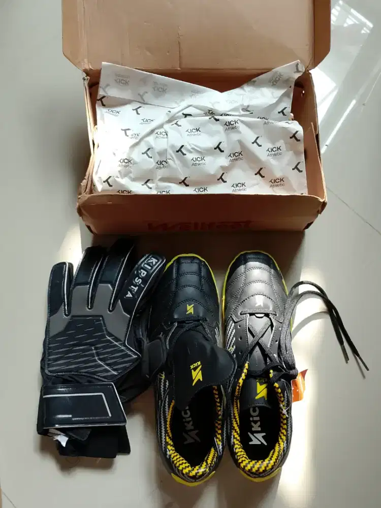 Juall Sepatu Bola dan Sarung Tangan