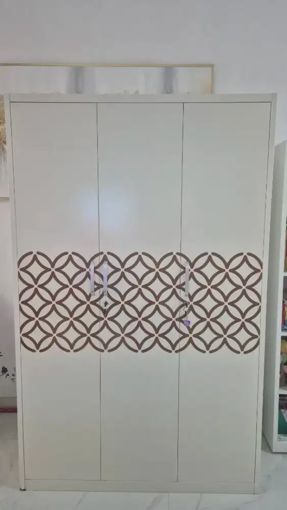 Lemari Pakaian Besi Informa 3 Pintu