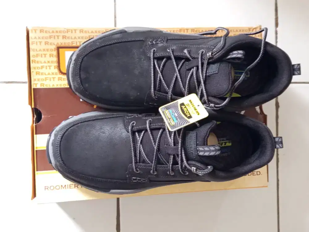 Sepatu SKECHERS MEN'S dengan sol GOODYEAR