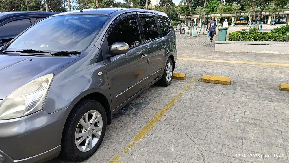 Nissan Grand livina 2012 Bensin