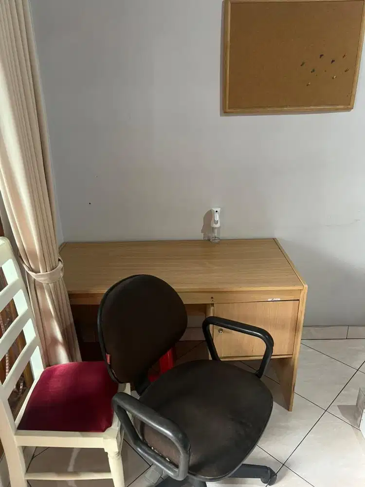 Satu set meja dan kursi