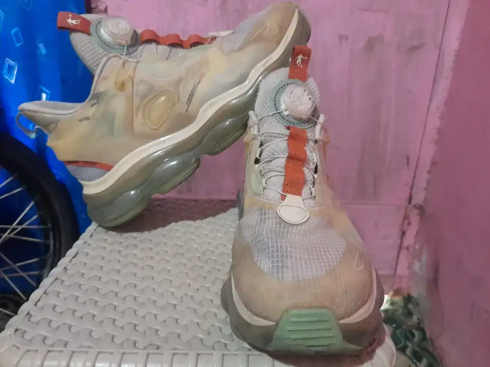 Inpor sepatu, pakaian