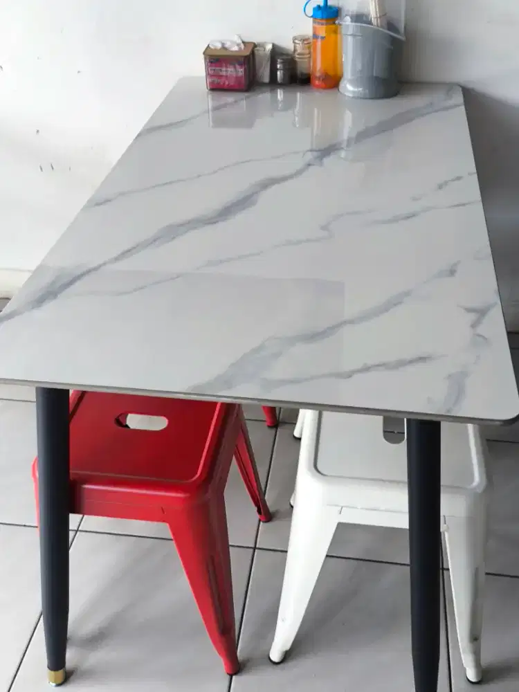 2 unit meja makan batu motif marmer