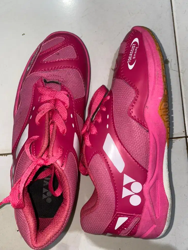 Sepatu badminton yonex