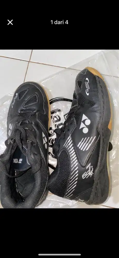 Sepatu badminton yonex