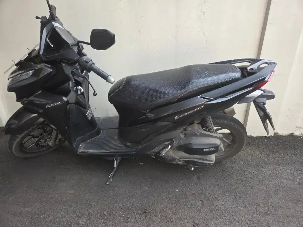 Vario 2018 hitam