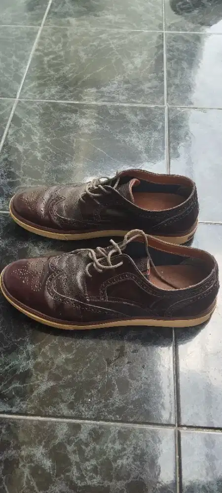 Sepatu kulit Tommy Hilfiger size 43