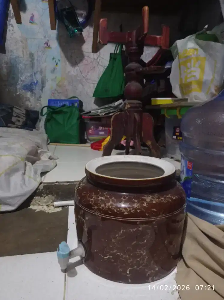 Dijual satu set dispenser dan meja bekas