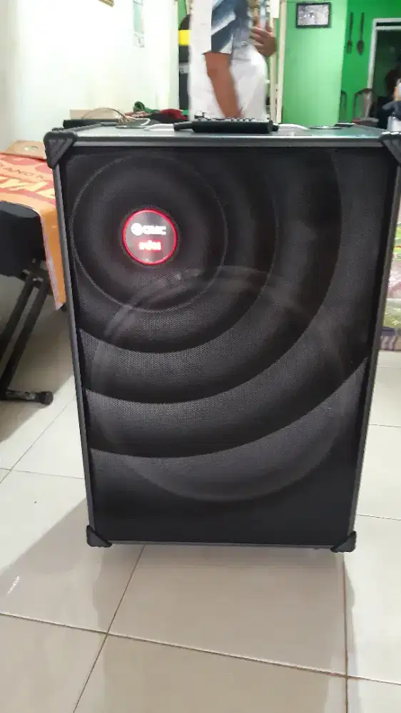 Speaker Karoke Bluetooth 18 inc GMC 883J Like New
