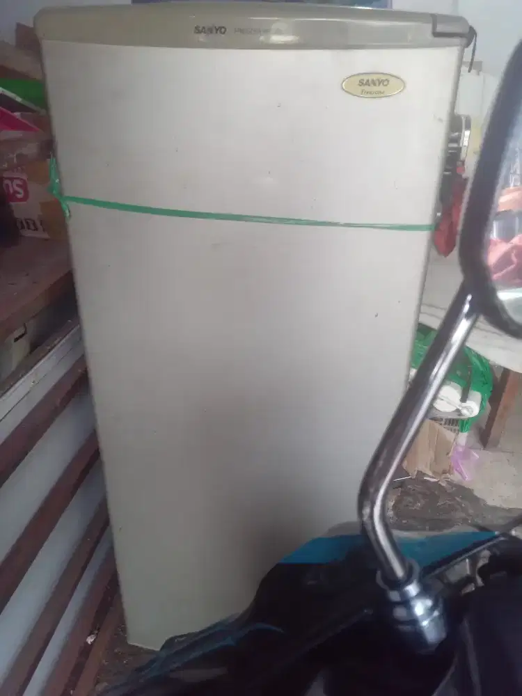 Jual frezer sanyo kondisi normal