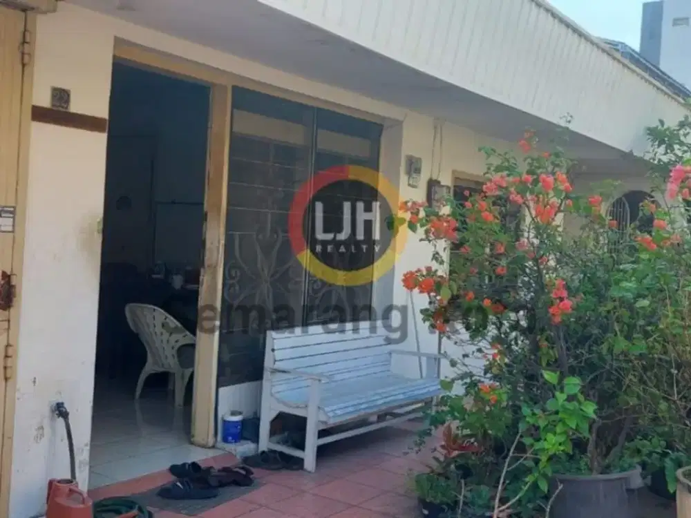 Rumah di daerah Simpang Lima