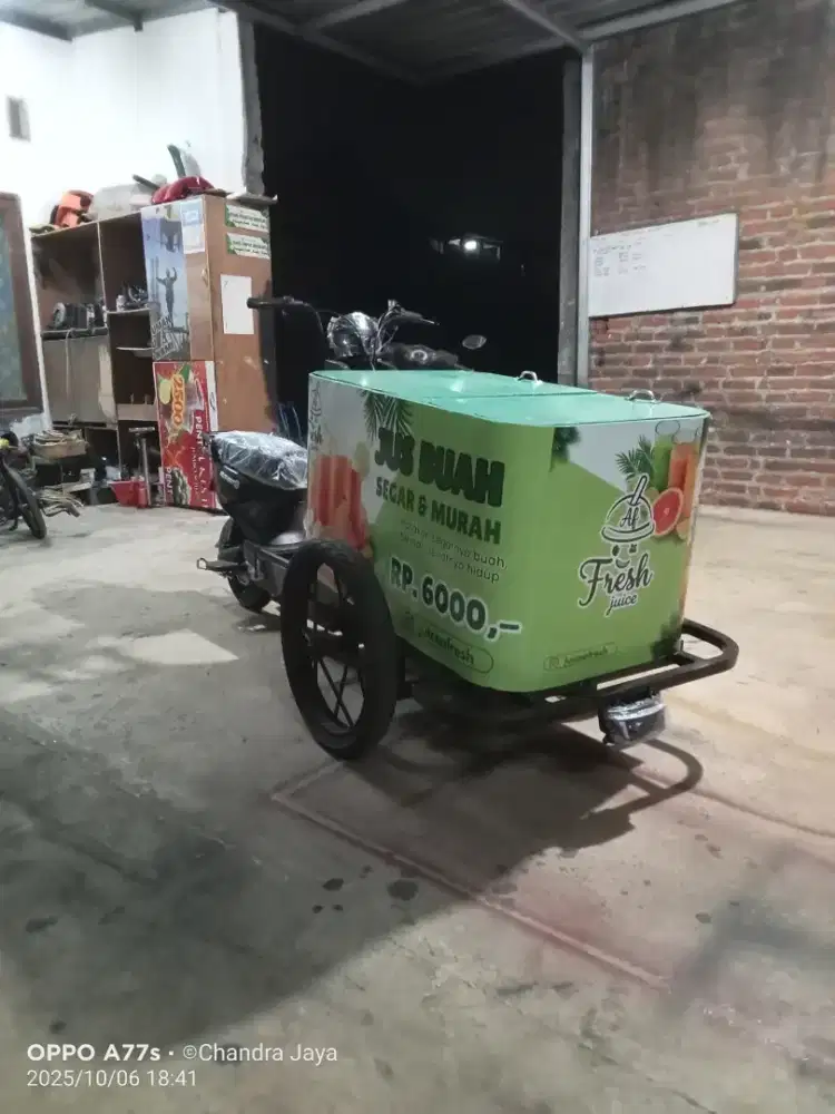 Gerobak Sepeda listrik booth kontainer