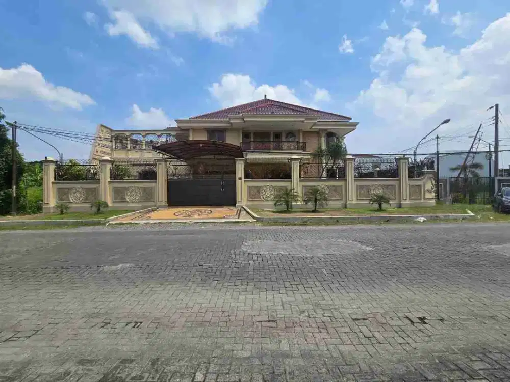 Rumah Mewah Ala Istana Sultan Crazy Rich Solo Baru