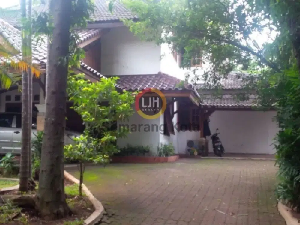 Rumah dengan halaman luas di daerah Pasar Minggu