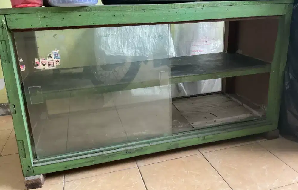 Lemari kaca bekas