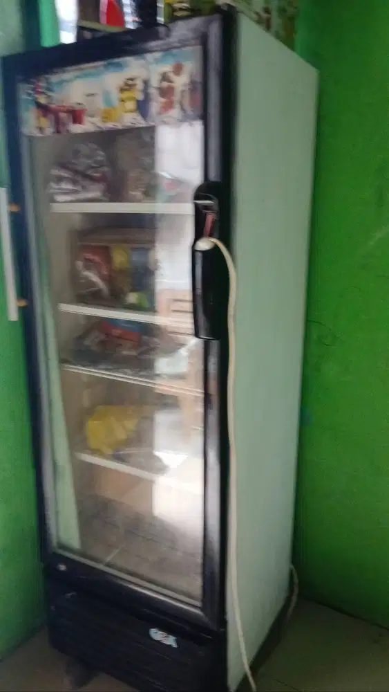 lemari pendingi showcase bekas merk GEA