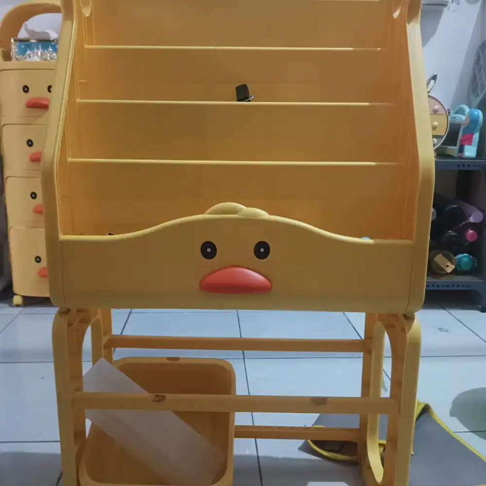 Rak buku bebek kuning