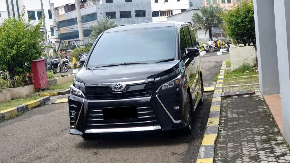 Km36rb toyota voxy 2019 hitam sunroof cash kredit bisa dibantu
