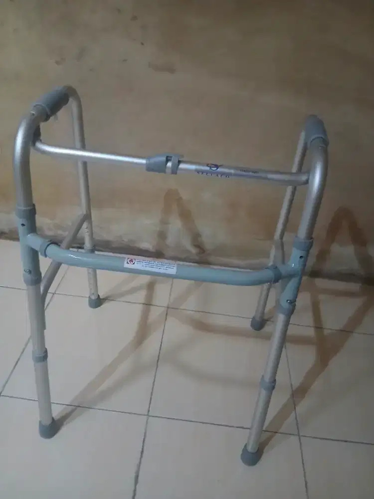 walker alat bantu jalan