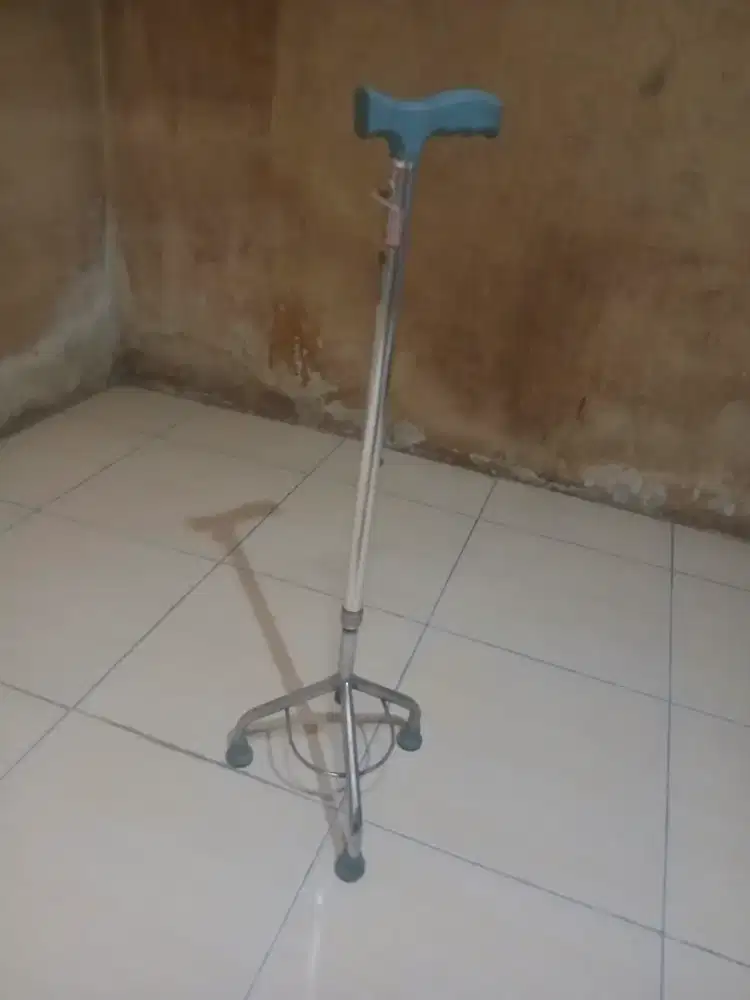 Tongkat stroke kaki 4 alat bantu jalan