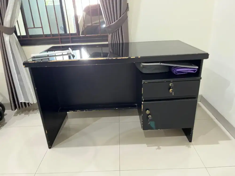 meja belajar dengan + kaca tebal kondisi masih bagus