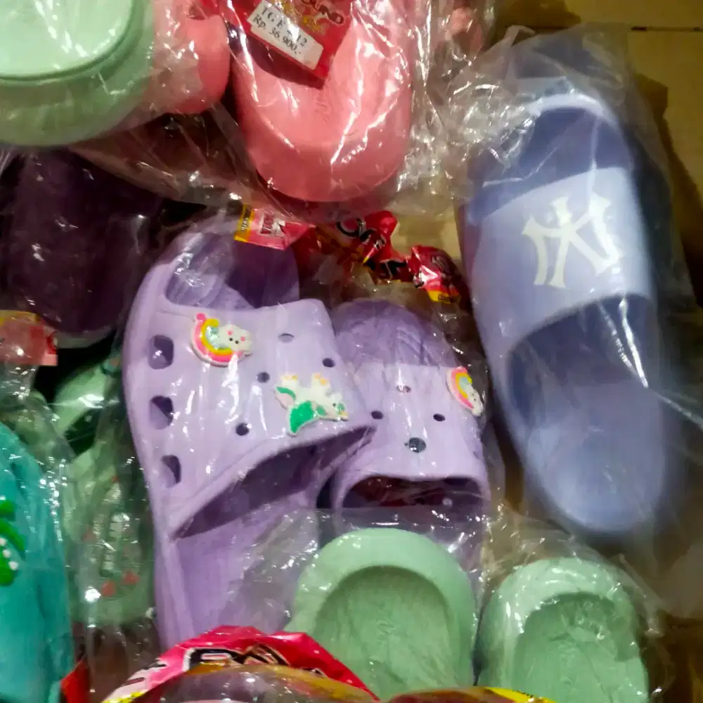 Di jual borongan 63 pasang Sendal anak dan remaja new era