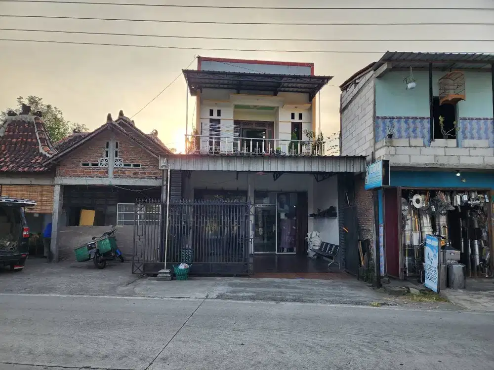 RUKO UNTUK USAHA DAN HUNIAN 2 LANTAI KAWASAN STRATEGIS DI JALAN RAYA