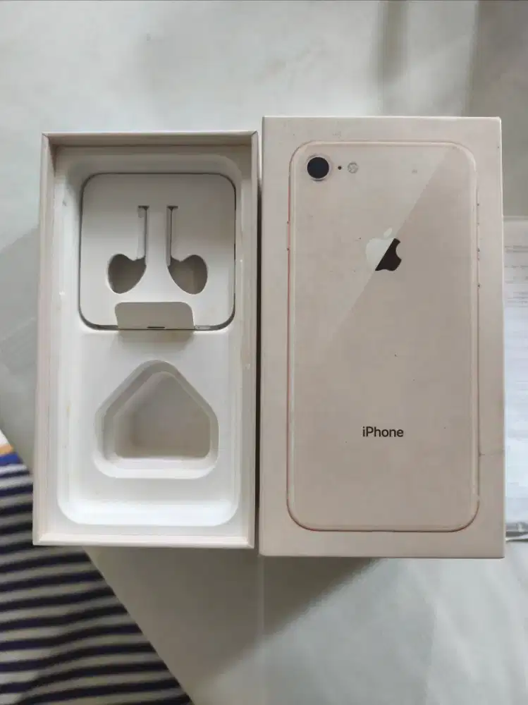 KARDUS BEKAS IPHONE 8, MULUS BESERTA KERTAS KERTAS PASCA PEMBELIAN