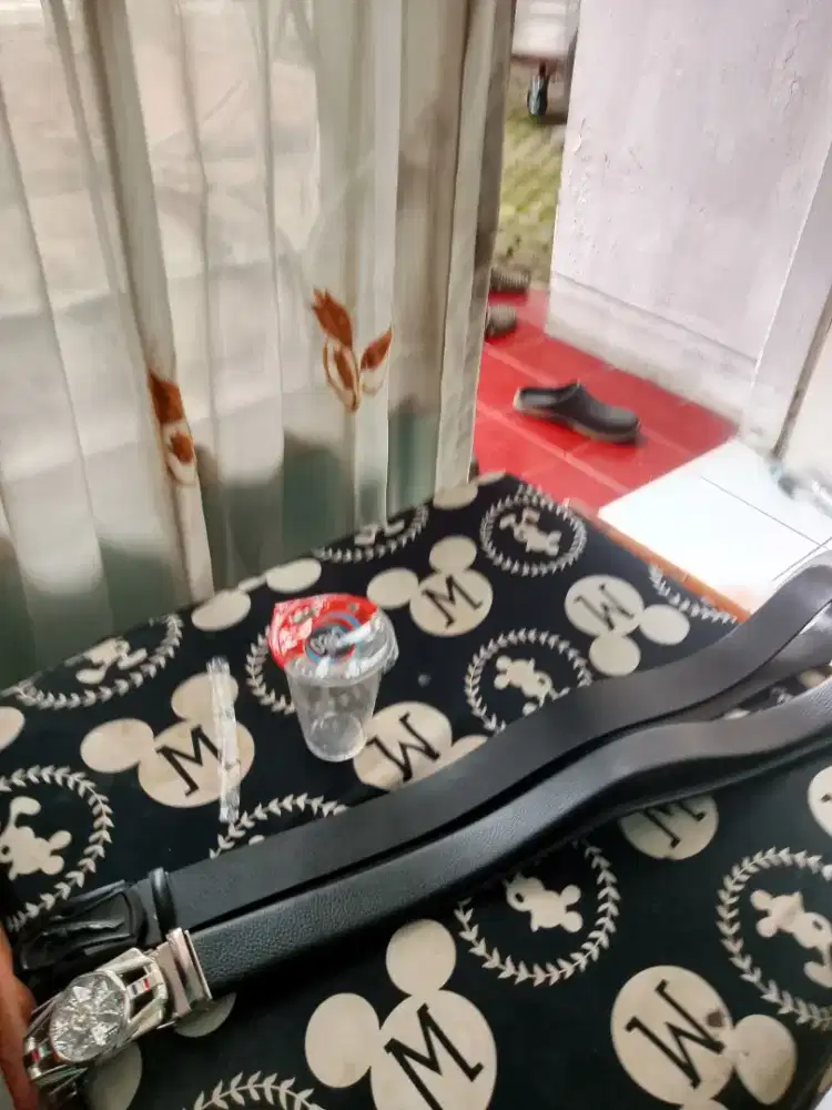 Sabuk kulit sintetis tebal dan lentur warna silver dan hitam