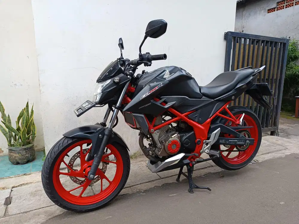 DI JUAL cepat Cb150R 2017 lengkap siap pakai