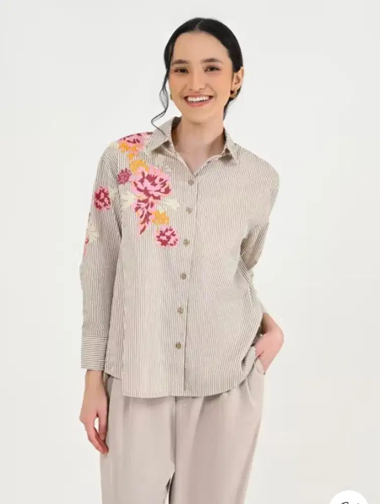 Kemeja Geulis kondisi baru skali pake untuk foto aja