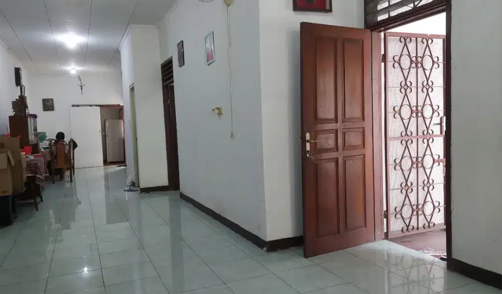 DIJUAL Rumah dengan tanah luas di Karang Tengah, NEGO