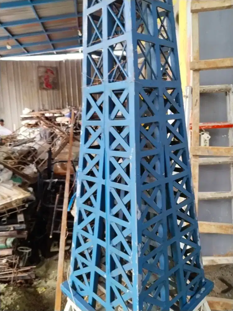 Replika Menara Eiffel