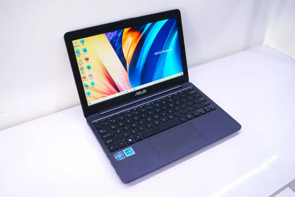 ASUS VIVOBOOK E203M.Intel N4000.RAM4GB.SSD128GB.Layar 11inch