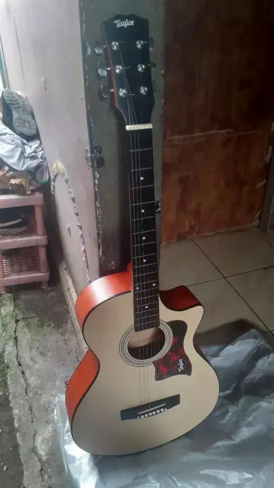 GITAR AKUSTIK TAYLOR
