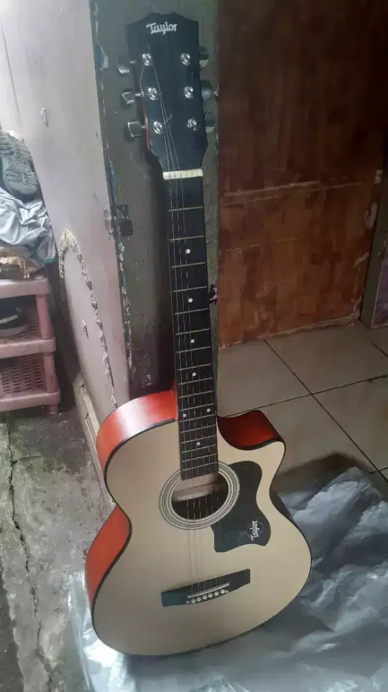 GITAR TAYLOR MEDIUM