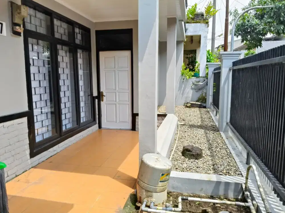 DISEWAKAN RUMAH BARU RENOVASI ATAP & CAT ULANG DI KOMPLEK MARGAHAYU RAYA KOTA BANDUNG