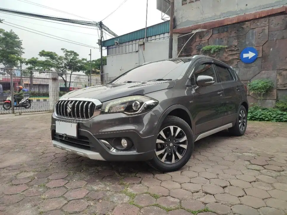 DP MURAH Suzuki SX4 1.5 S-Cross Bensin-MT 2017 Abu-Abu CSAKD