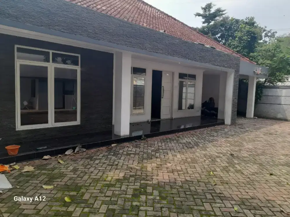 DISEWAKAN RUMAH KANTOR LT 1100 AKSES SELANGKAH KE TOL LIMO DEPOK