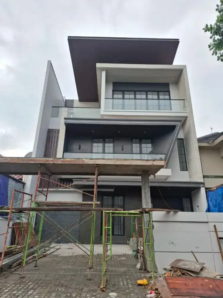 Bukan Sekadar Rumah—3 Lantai dgn Rooftop di Citraland SBY, ROW 3Mobil