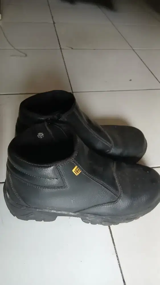 Sepatu safety merk CAT